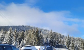 În ultimul weekend de vacanţă, clujenii au luat cu asalt staţiunile de munte din Cluj: drumuri aglomerate, pârtii full