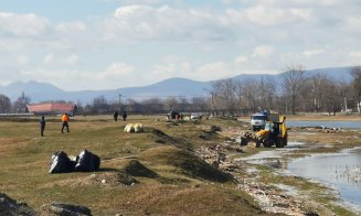 Amplă acțiune de curățare a râului Arieș. Mormane de gunoaie aduse de viiturile din ultimele zile, adunate de voluntari