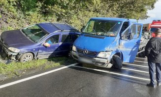 Trafic oprit la ieşire din Huedin, din cauza unui accident în care au fost implicate trei autoturisme şi un autotren