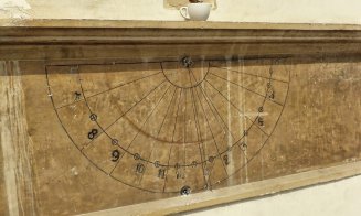 Clădirea din centrul Clujului cu zodiac astronomic și cadran solar. Azi este sediu de universitate