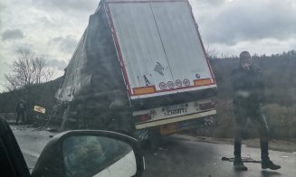Accident între două autotrenuri. Un bărbat, consultat de medici