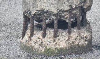 Stâlp din Cluj-Napoca, gata să cadă, pe o stradă intens cirulată