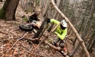 La un pas să fie sfâşiat de URS. Animalul a fost deranjat de la hibernare de amatorii de sporturi extreme în zone interzise