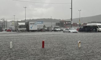 Rupere de nori la Cluj. Furtuna a făcut prăpăd în oraș/ Lac în parcarea unui mall