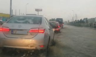 Mai multe mașini blocate în apă, la Vivo. Au fost evacuate 10 persoane