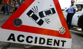 ACCIDENT în Răscruci! Mașină RĂSTURNATĂ în mijlocul drumului / Două persoane primesc îngrijiri medicale