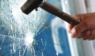 A distrus tot ce i-a ieșit în cale. Tânăr de 25 de ani, reținut pentru distrugere și furt în Cluj-Napoca