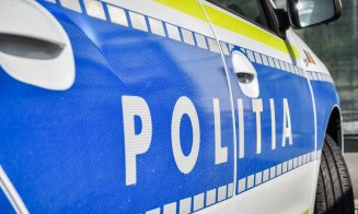 Doi polițiști din Cluj, filmați în timp ce își împărțeau petarde în autospeciala de poliție. Ce spune IPJ despre acest caz