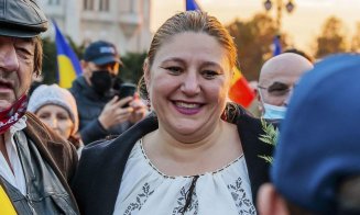 Şoşoacă şi-a suspendat soţul din funcţia de prim-vicepreşedinte al SOS