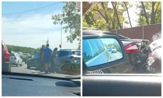 Coliziune între două mașini pe o stradă din Cluj-Napoca
