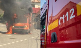 O autoutilitară încărcată cu plăci de PAL melaminat a luat foc pe o stradă din Cluj