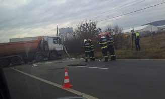 Accident între două camioane în Cluj: Pompierii au scos un bărbat blocat în cabină