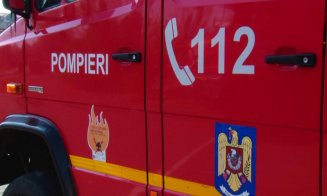 Țeavă de gaz ruptă de o mașină electrică, pe o stradă din Cluj-Napoca. Pompierii au intervenit
