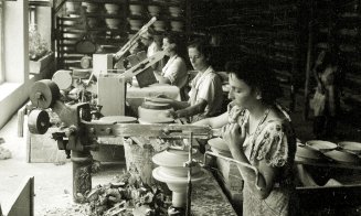 Femei modelând farfurii din caolin la fosta Fabrică de porțelan I.R.I.S, Cluj, circa 1962