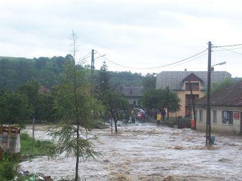 EVENIMENT. Un cătun din Borşa, izolat de o săptămână din cauza inundaţiilor