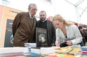 CULTURĂ. Volumul de reportaje al ziaristei clujene Ruxandra Hurezeanu, lansat la Bookfest 2010