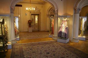 EDUCAŢIE. Copiii învaţă istoria costumelor de teatru de ziua lor