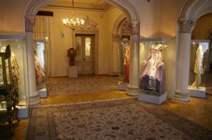 EDUCAŢIE. Copiii învaţă istoria costumelor de teatru de ziua lor