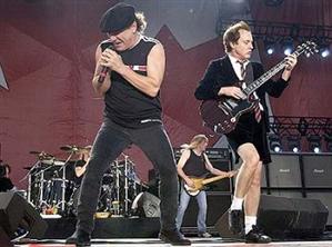 CONCERT. AC/DC a intrat pe scenă cu o locomotivă cu aburi