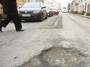 Apostu, supărat pe drumarii care îi contestă licitaţia    