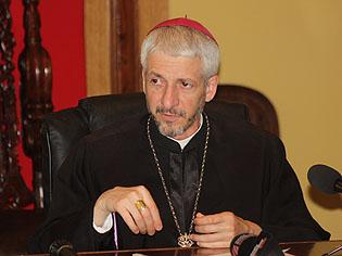 Aşa este scris şi aşa trebuia să pătimească Hristos şi să învie din morţi a treia zi