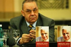 CULTURĂ. Monografia dedicată Papei Benedict şi scrisă de rectorul UBB se lansează mâine la Bistriţa