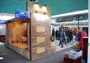 CULTURĂ. Expoziţie de artă între pietre de construcţii