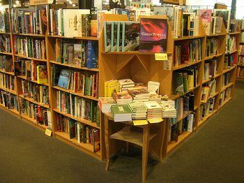 LECTURI. Texte de avangardă lansate la librăria Book Corner