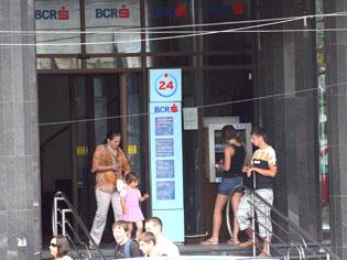 ECONOMIC. Clienţii BCR nu pot face tranzacţii pe mobil sau prin internet, astăzi şi mâine seară