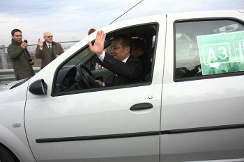 EVENIMENT. Premierul testează primii 42 km din Autostrada Transilvania la volanul unei Dacia Logan