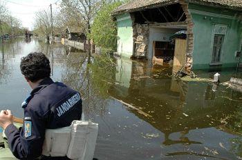 EVENIMENT. Casă inundată la Gherla, după Codul Galben de ieri