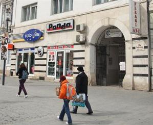 Club în loc de magazinul Ferari