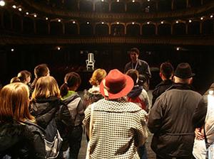 Teatrul de după cortină