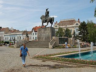 Douã niveluri sub statuia lui Mihai Viteazu