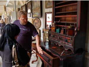 Tablouri de clasă şi mobilier vechi la Muzeul de Artă
