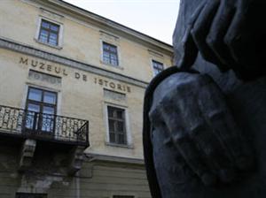 Muzeul cu doi şefi stă să cadă