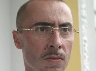Un marinar pe cal alb şi unul în maşină neagră