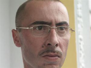 Un marinar pe cal alb şi unul în maşină neagră