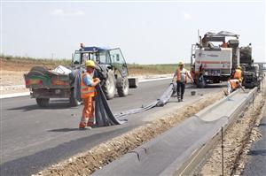 Asfalt pe jumătate din autostrada Turda – Câmpia Turzii