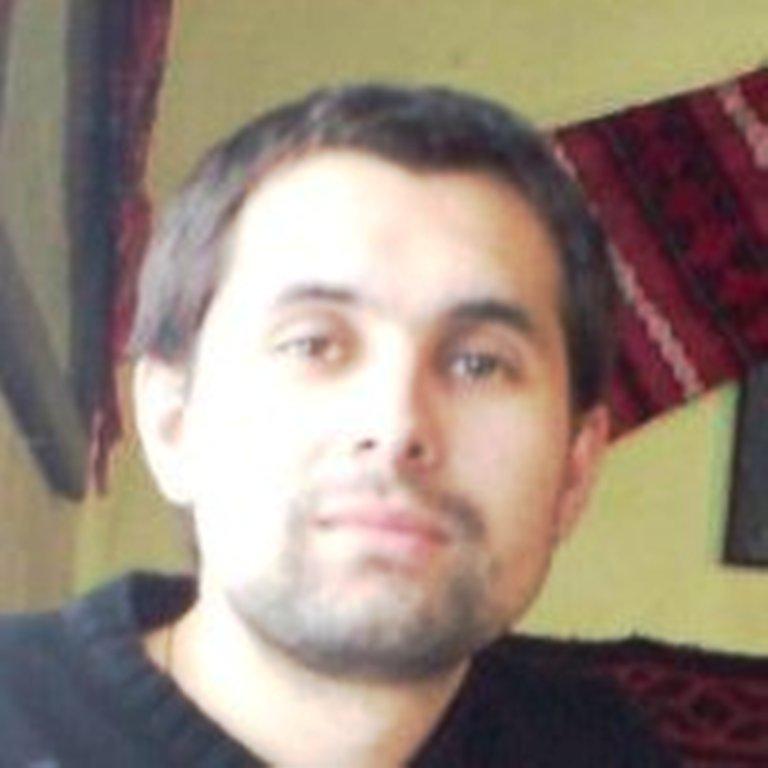 Tânărul care s-a înţepat în gât şi s-a aruncat de la etajul 4 a murit astăzi