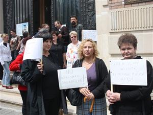 Bugetarii clujeni primesc primul salariu retezat de guvern