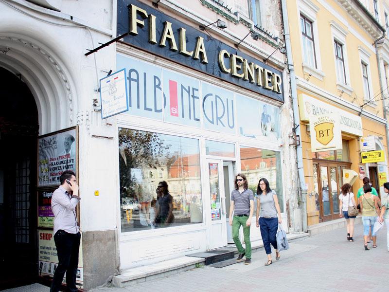 Se închide magazinul Alb & Negru din Piaţa Unirii     