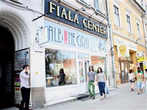 Se închide magazinul Alb & Negru din Piaţa Unirii     
