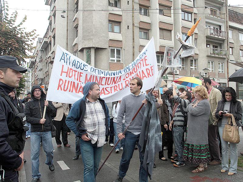 Jurnaliştii şi artiştii, în stradă: “Nu mai vrem să fim umiliţi!”  (galerie foto)