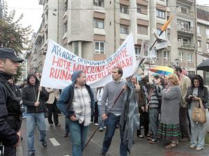 Jurnaliştii şi artiştii, în stradă: “Nu mai vrem să fim umiliţi!”  (galerie foto)