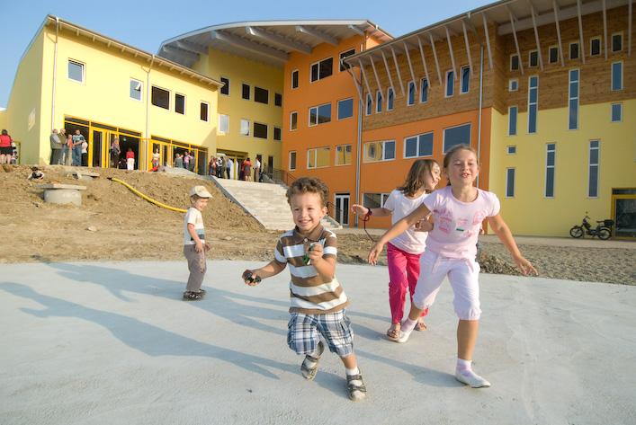 Profesorii de la Waldorf cântă în cor pentru copiii din clasa I