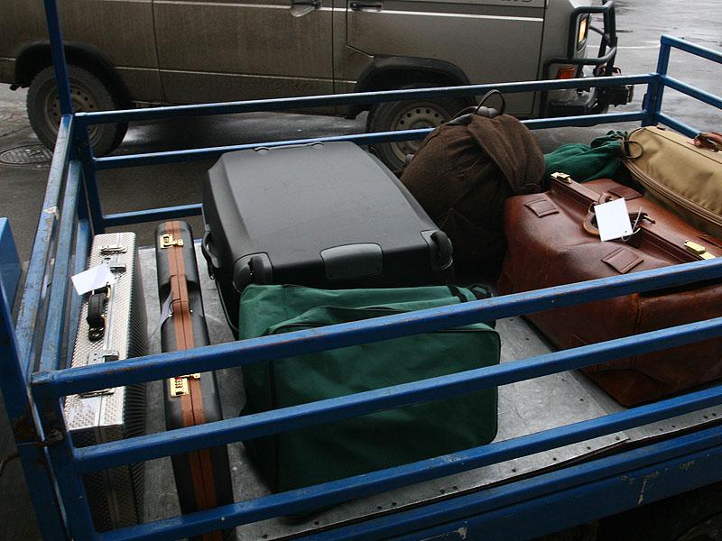 Doi clujeni, suspectaţi că furau din bagaje în aeroport  
