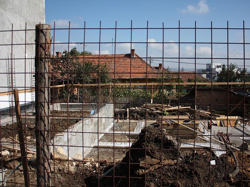 Ghid practic: cum să-ţi faci casă nouă cu autorizaţie de mansardare şi fără acordul vecinilor
