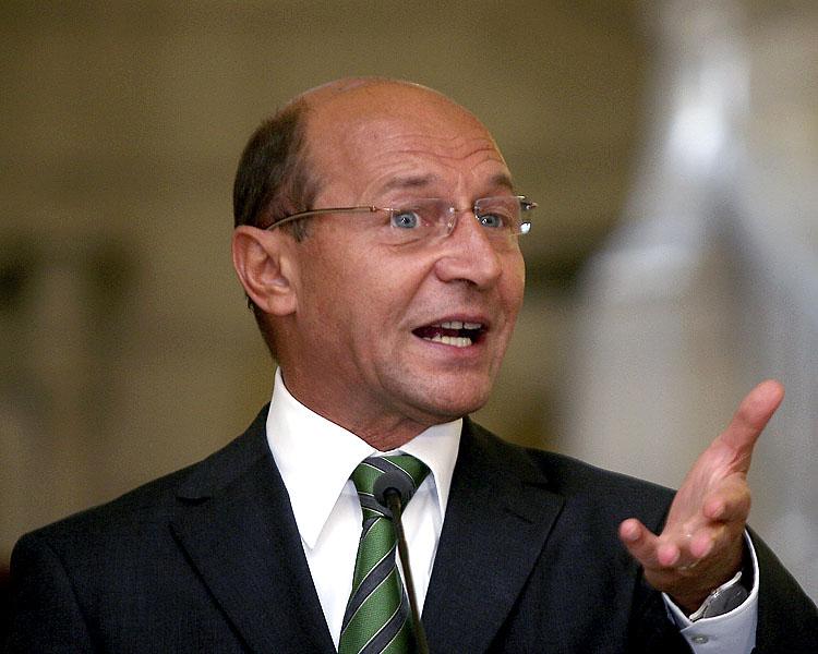 Traian Băsescu: “Ponta trebuie să placă la foarte mulţi din PSD ca să rămână şef de partid”