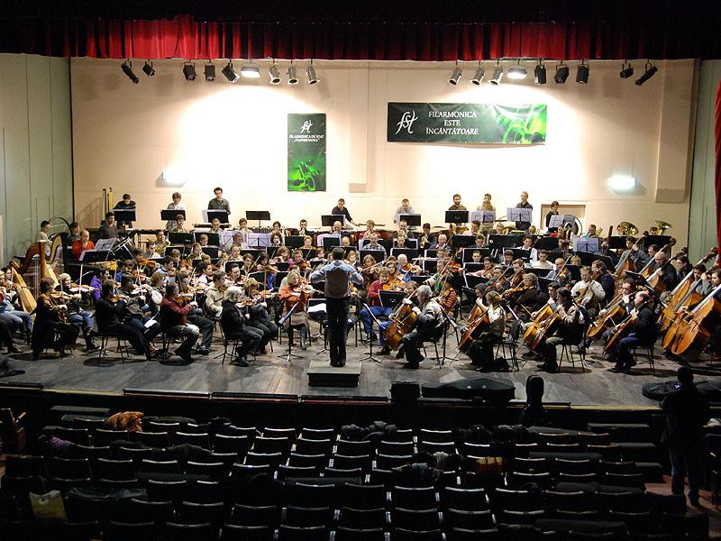 Filarmonica dă cu tifla crizei